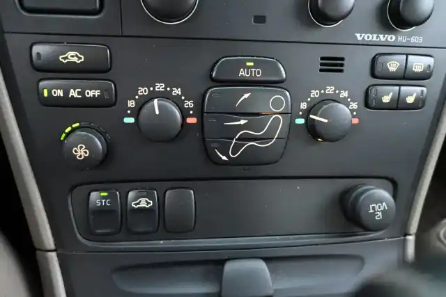 Sininen Sedan, Volvo S60 – CFZ-909