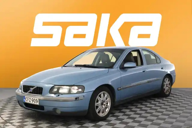 Sininen Sedan, Volvo S60 – CFZ-909