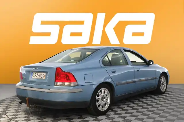 Sininen Sedan, Volvo S60 – CFZ-909