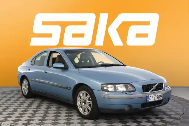 Sininen Sedan, Volvo S60 – CFZ-909
