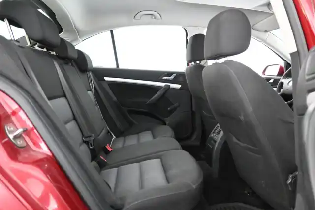 Punainen Sedan, Skoda Octavia – CGK-135
