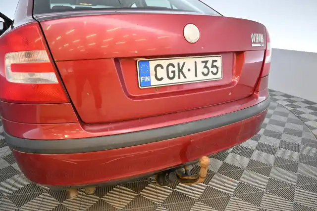Punainen Sedan, Skoda Octavia – CGK-135