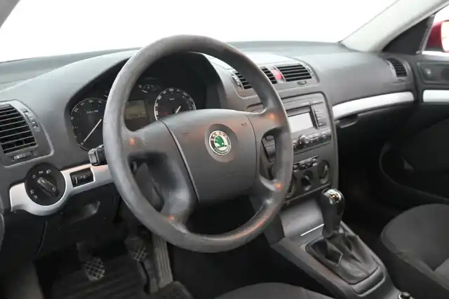 Punainen Sedan, Skoda Octavia – CGK-135