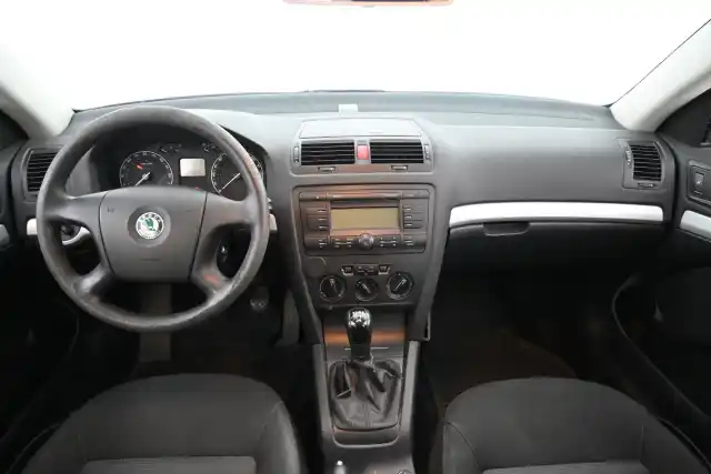 Punainen Sedan, Skoda Octavia – CGK-135