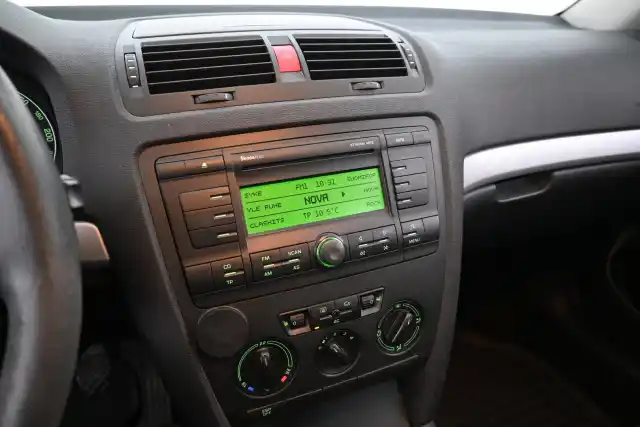 Punainen Sedan, Skoda Octavia – CGK-135