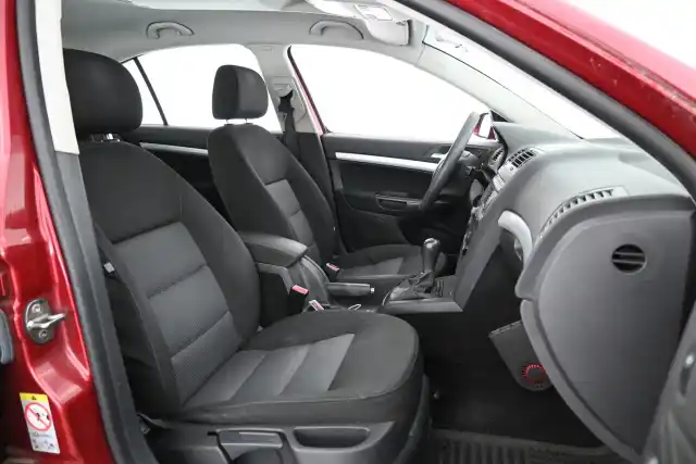 Punainen Sedan, Skoda Octavia – CGK-135