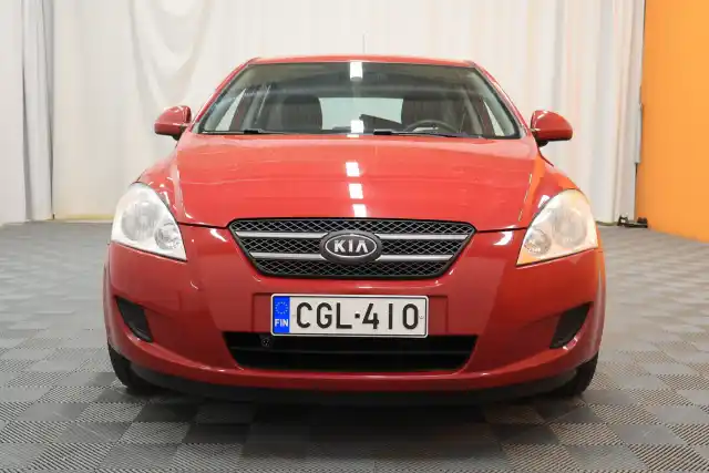 Punainen Tila-auto, Kia Ceed – CGL-410