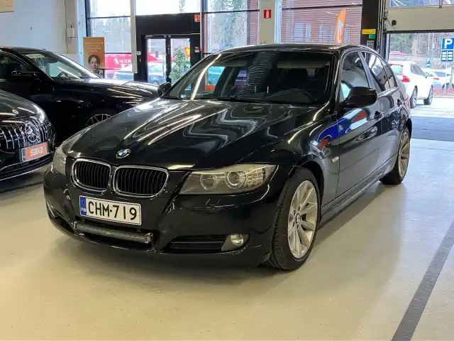 Musta Sedan, BMW 320 – CHM-719