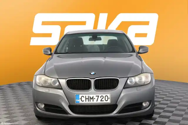 Harmaa Sedan, BMW 320 – CHM-720