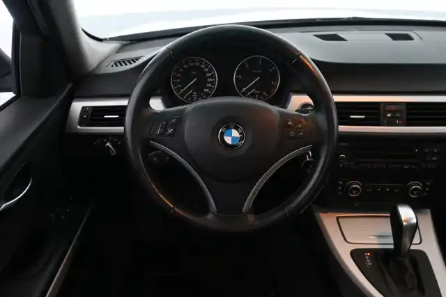 Harmaa Sedan, BMW 320 – CHM-720