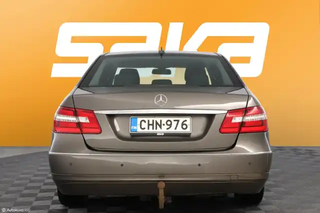 Harmaa Sedan, Mercedes-Benz E – CHN-976