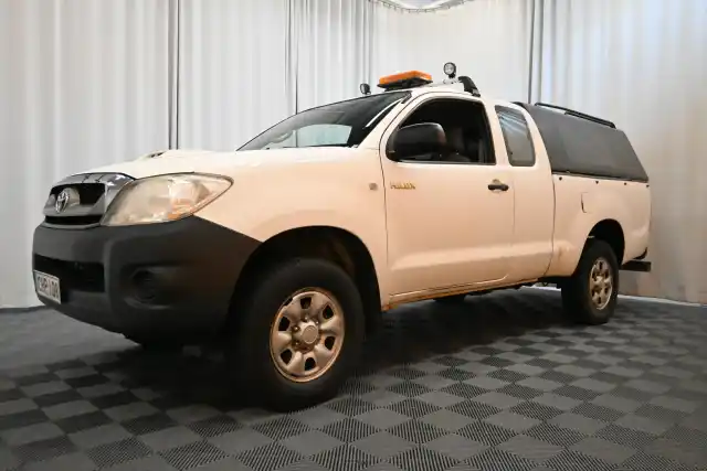 Valkoinen Avolava, Toyota Hilux – CHP-108