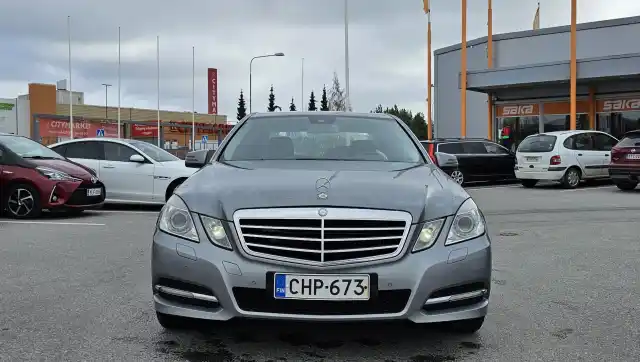 Harmaa Sedan, Mercedes-Benz E – CHP-673