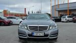 Harmaa Sedan, Mercedes-Benz E – CHP-673, kuva 2