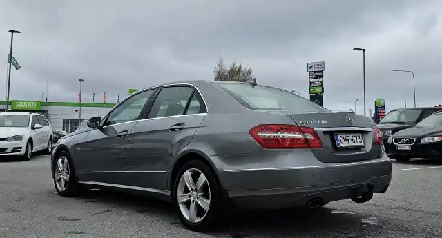 Harmaa Sedan, Mercedes-Benz E – CHP-673