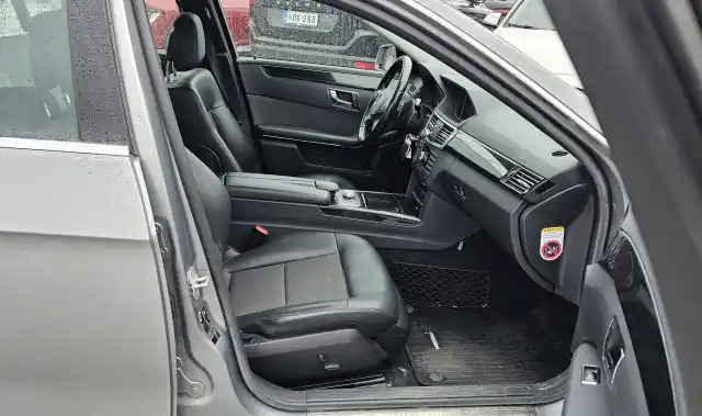 Harmaa Sedan, Mercedes-Benz E – CHP-673