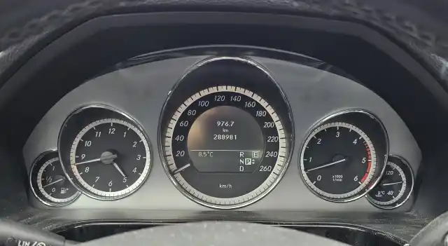 Harmaa Sedan, Mercedes-Benz E – CHP-673