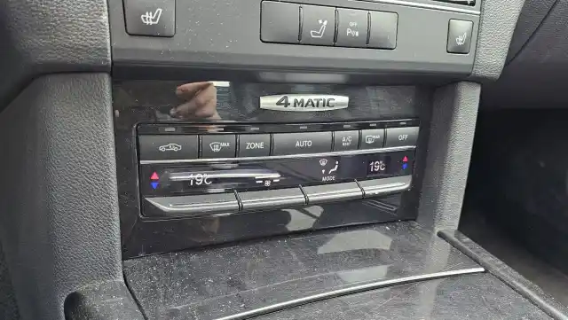 Harmaa Sedan, Mercedes-Benz E – CHP-673