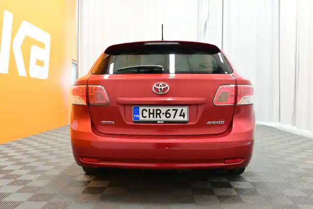 Punainen Farmari, Toyota Avensis – CHR-674