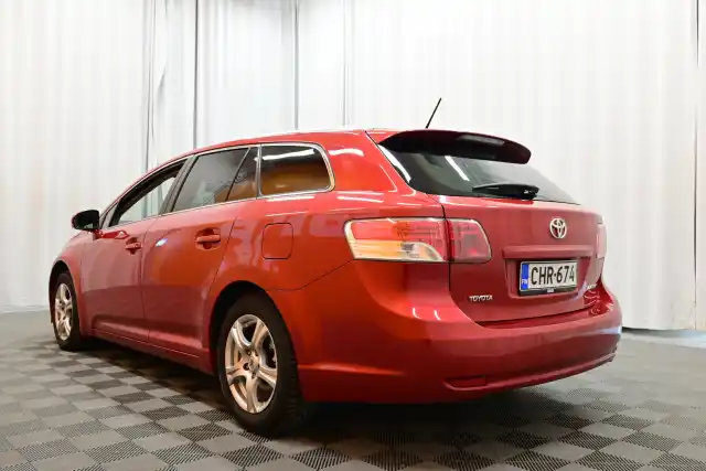 Punainen Farmari, Toyota Avensis – CHR-674