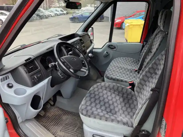 Punainen Tila-auto, Ford Tourneo – CHS-791