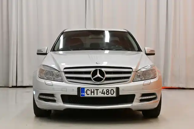 Harmaa Sedan, Mercedes-Benz C – CHT-480