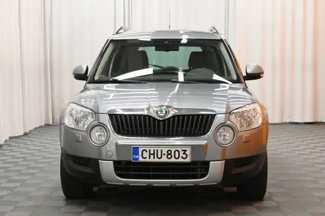 Harmaa Maastoauto, Skoda Yeti – CHU-803