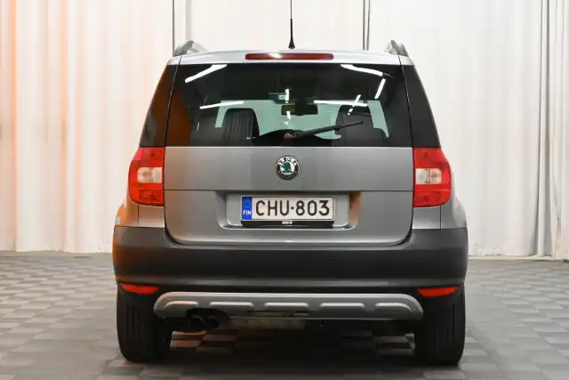 Harmaa Maastoauto, Skoda Yeti – CHU-803