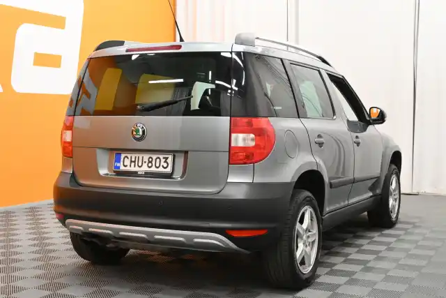 Harmaa Maastoauto, Skoda Yeti – CHU-803