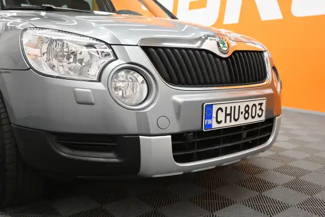 Harmaa Maastoauto, Skoda Yeti – CHU-803