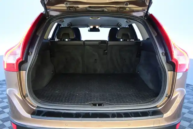 Ruskea Farmari, Volvo XC60 – CHX-103