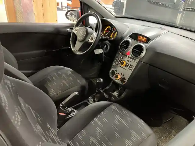 Punainen Viistoperä, Opel Corsa – CHY-116