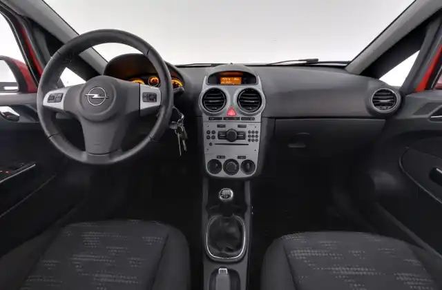 Punainen Viistoperä, Opel Corsa – CHY-116