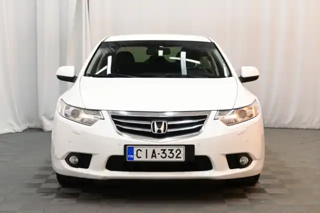 Valkoinen Sedan, Honda Accord – CIA-332