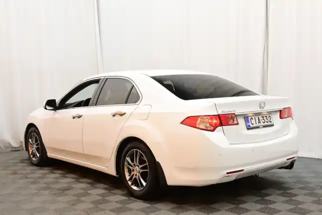 Valkoinen Sedan, Honda Accord – CIA-332