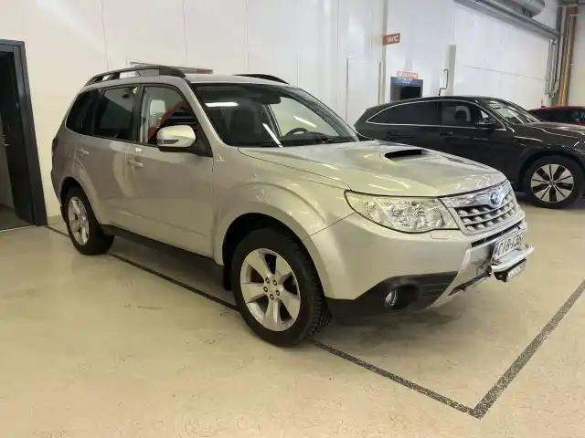 Harmaa Farmari, Subaru Forester – CIB-136