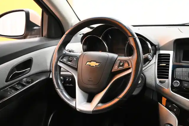 Ruskea Sedan, Chevrolet Cruze – CIC-216