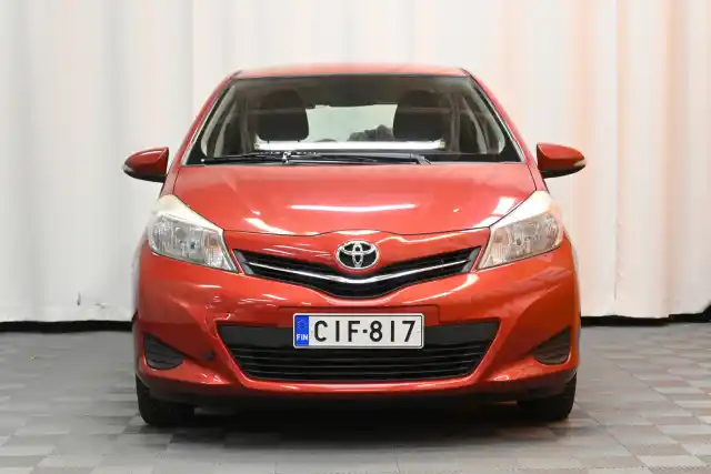 Punainen Viistoperä, Toyota Yaris – CIF-817