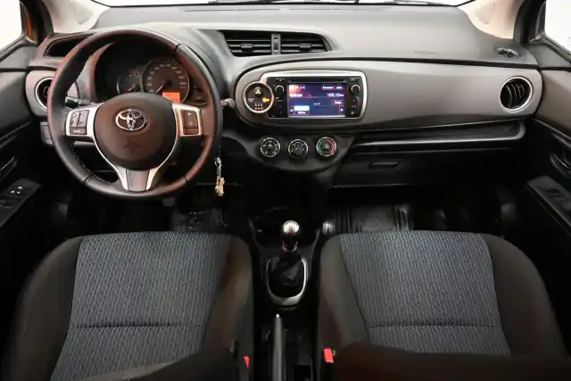 Punainen Viistoperä, Toyota Yaris – CIF-817