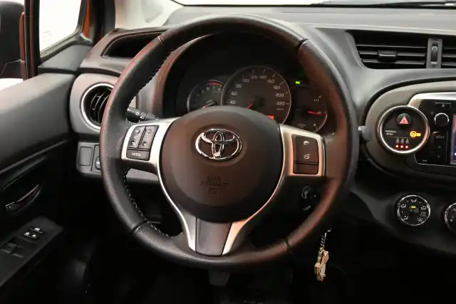 Punainen Viistoperä, Toyota Yaris – CIF-817