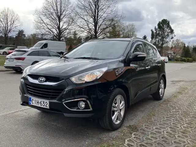 Musta Maastoauto, Hyundai ix35 – CIH-632
