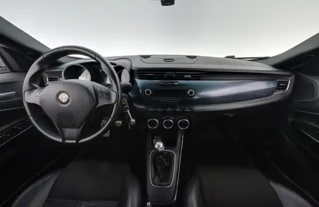 Valkoinen Viistoperä, Alfa Romeo Giulietta – CIL-767