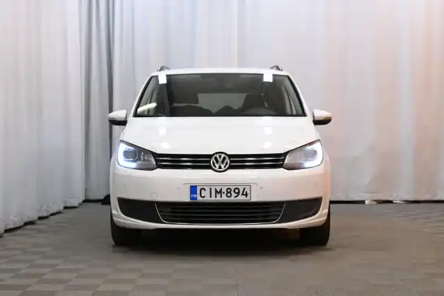 Valkoinen Tila-auto, Volkswagen Touran – CIM-894