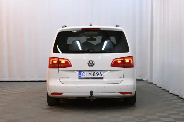 Valkoinen Tila-auto, Volkswagen Touran – CIM-894