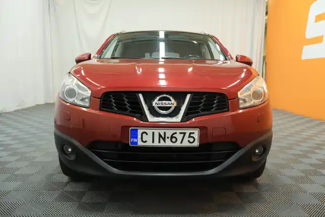 Punainen Maastoauto, Nissan Qashqai – CIN-675