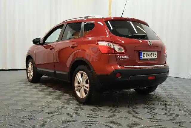 Punainen Maastoauto, Nissan Qashqai – CIN-675