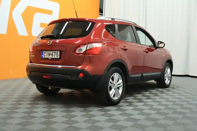 Punainen Maastoauto, Nissan Qashqai – CIN-675