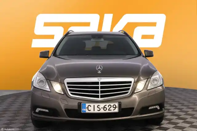 Ruskea (beige) Farmari, Mercedes-Benz E – CIS-629