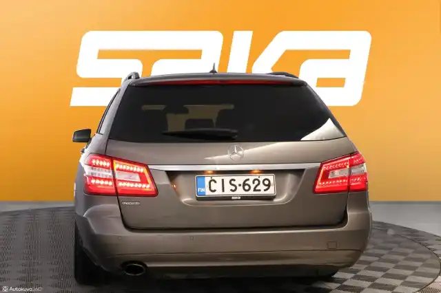 Ruskea (beige) Farmari, Mercedes-Benz E – CIS-629