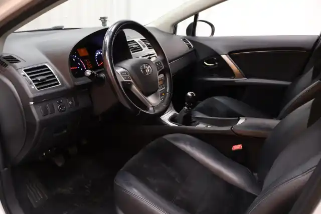 Valkoinen Farmari, Toyota Avensis – CIS-826